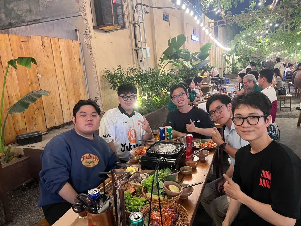 Tom đi ăn cùng đội esport LMHT