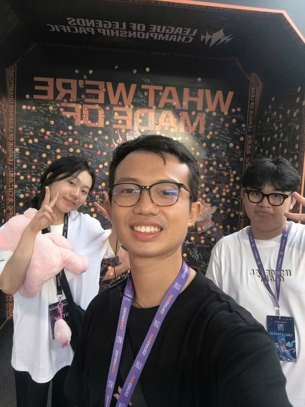Tom selfie cùng 2 thành viên đội esport LMHT trước tường chữ ký LCP