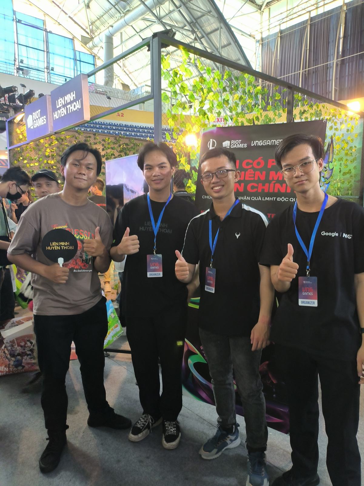 Tom cùng 3 thành viên team CTV tại booth Liên Minh Huyền Thoại ở GameVerse 2024