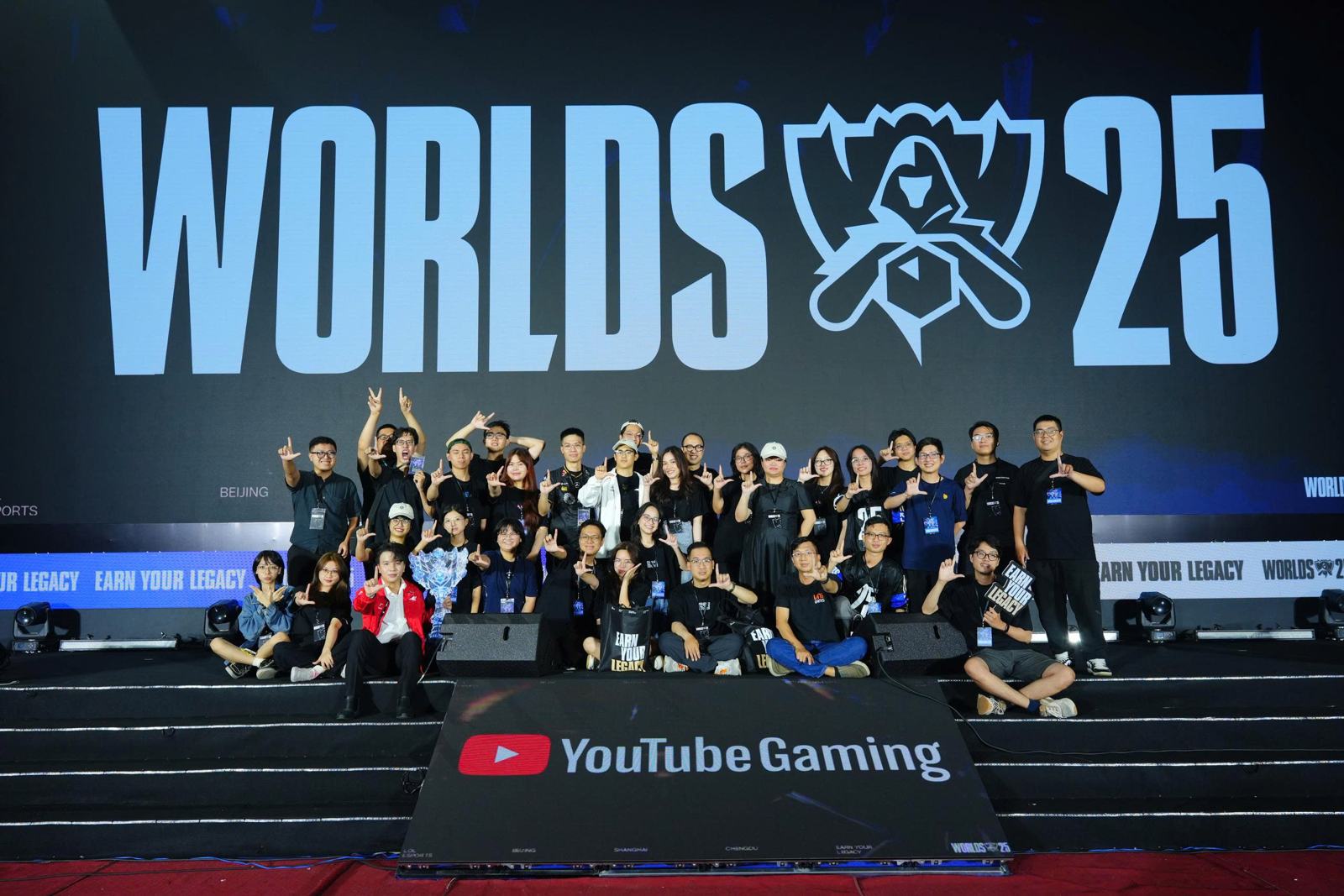 All team GS3 VNG trên sân khấu Worlds 25 tại sự kiện viewing party