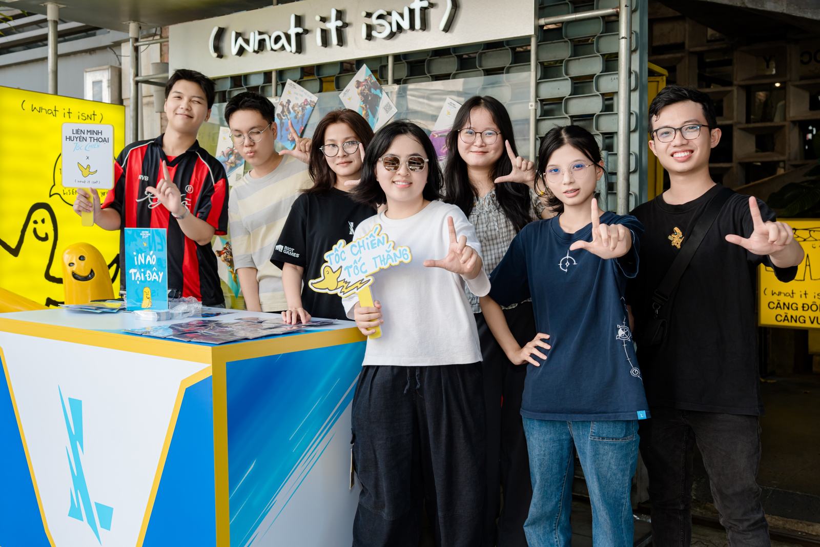 Tom cùng team Social, MKT và Com tại buổi offline collab What It Isn't