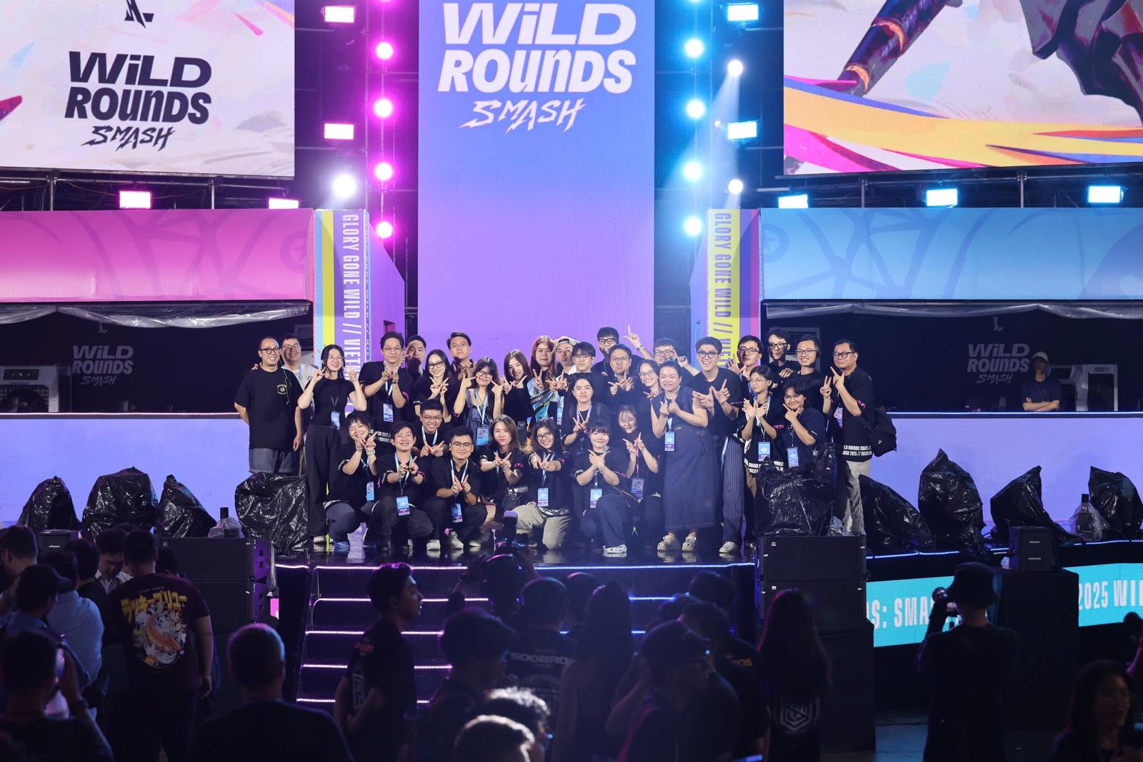 Team GS3 VNG chụp chung trên sân khấu Wild Rounds Smash 2025 Việt Nam