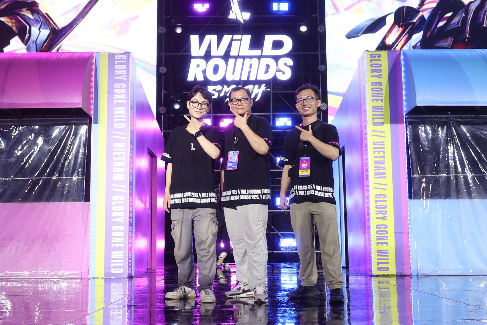 Tom cùng team Com và sếp trên sân khấu Wild Rounds Smash 2025 Việt Nam